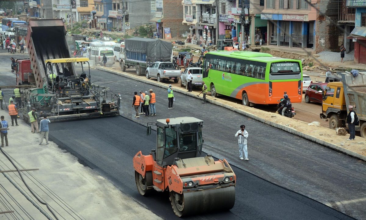 मुग्लिन–पोखरा सडक : दमौली बजारमा धमाधम कालोपत्र हुँदै
